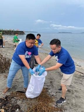 SM City Olongapo Downtown and SM City Olongapo Central volunteers clear-up the shoreline of Parola in Brgy. Kalaklan.